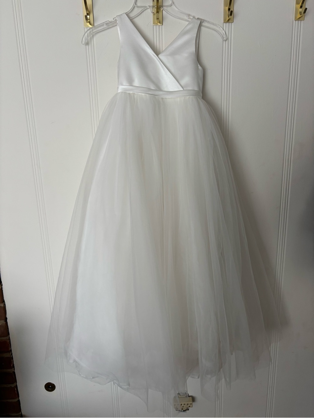 White Tulle V-Neck Girls' Dress - Classic Flower Girl Gown